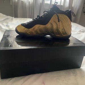 Gold foam posits in a size 2y